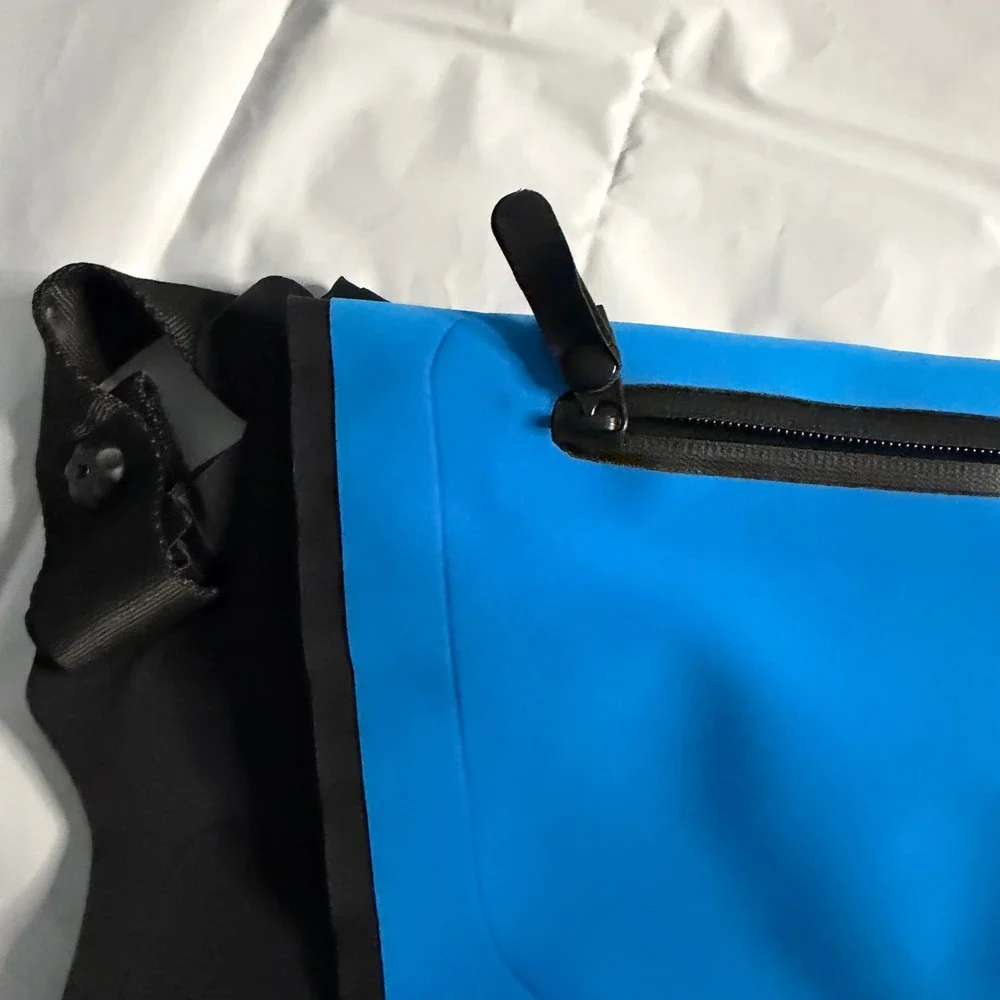 RLX Ralph Lauren Mens Messenger Bag Blue Black Water-Resistant Techwear Light